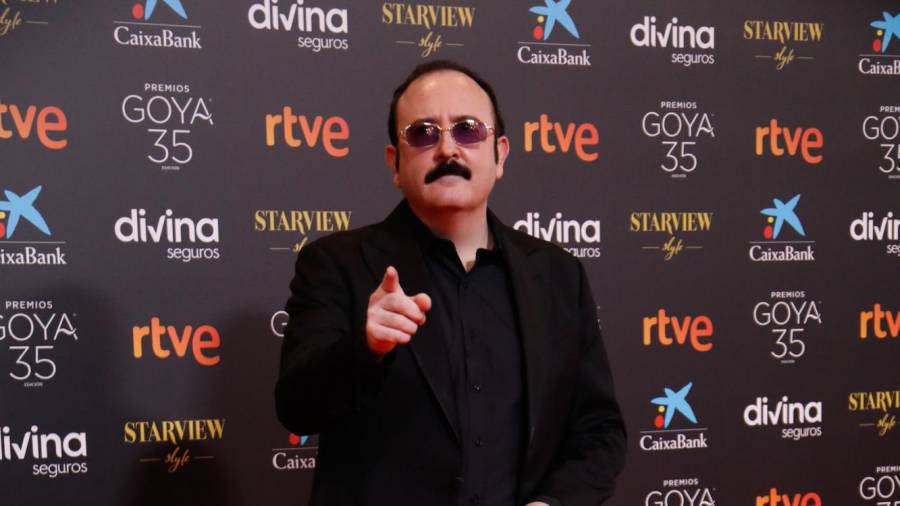 El actor Carlos Areces, posa en la alfombra roja en la 35 edición de los Premios Goya en el Teatro del Soho CaixaBank de Málaga a 6 de marzo del 2021. Álex Zea / Europa Press