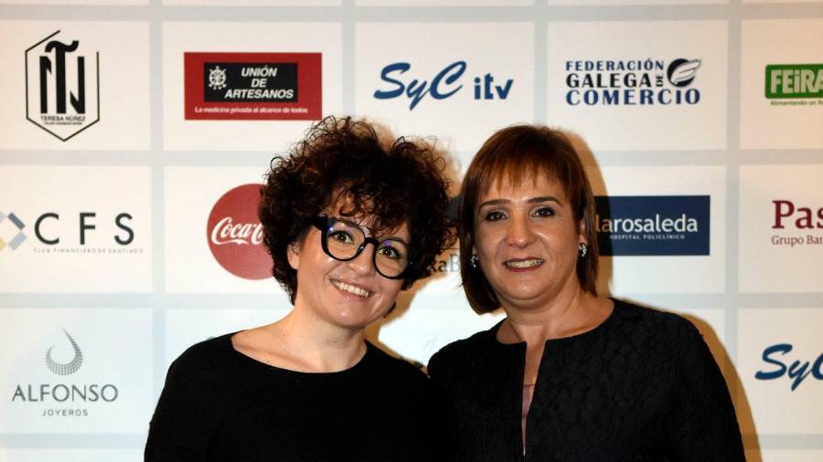 ANA MANCEBO, izq, posó junto a la premiada durante la gala, María José López Couso. FOTO: Fernando Blanco, Ramón Escuredo y Puri Sangiao