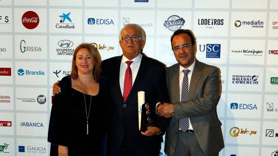 Ana Alzate, izquierda, el empresario Emilio Santasmarinas, galardonado en la ceremonia y Suso Suárez. FOTO: Fernando Blanco, Ramón Escuredo y Puri Sangiao