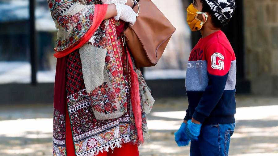 BARCELONA, 28/04/2020.- Una mujer musulmana pasea con su hijo por Ciutat Vella este martes, cuando se cumplen 45 días de confinamiento por el estado de alarma decretado por el Gobierno por la crisis del coronavirus. EFE/Quique García