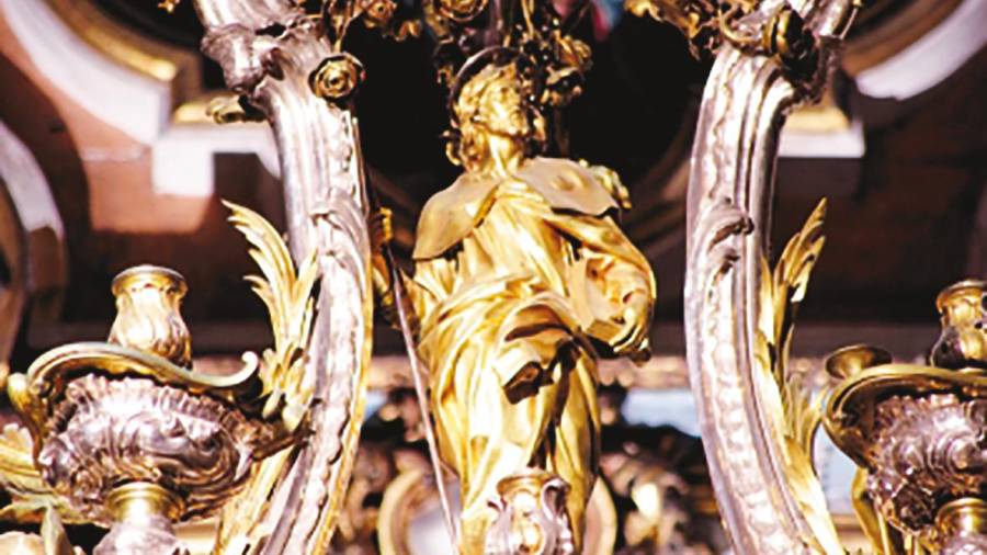 Santiago peregrino. Antigua lámpara del altar mayor. Catedral de Santiago.