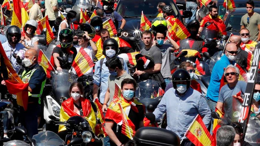 MADRID, 23/05/2020.- Manifestación en coche promovida por Vox en Madrid contra la gestión del Gobierno en la pandemia del coronavirus. EFE/Ballesteros