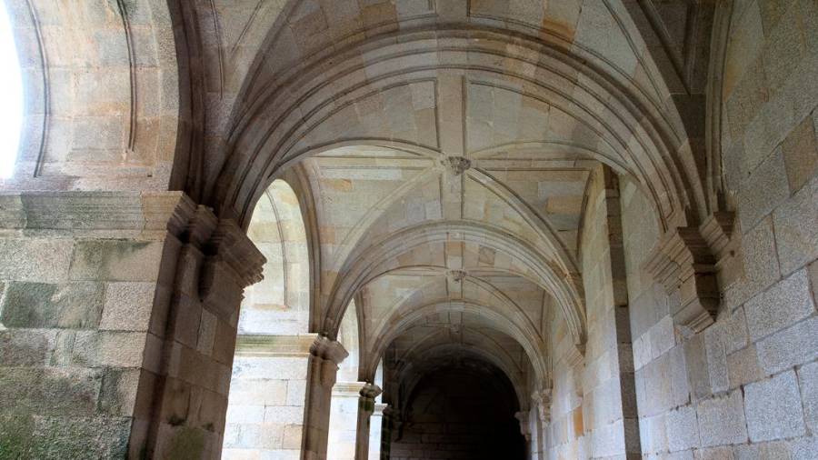 Interior dun dos pasos do claustro do mosteiro. Foto: XdeG