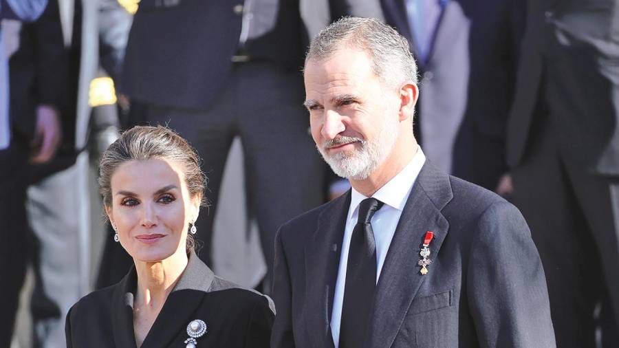 La reina Letizia y el rey Felipe, ayer, a la salida de la ceremonia. Foto: EP