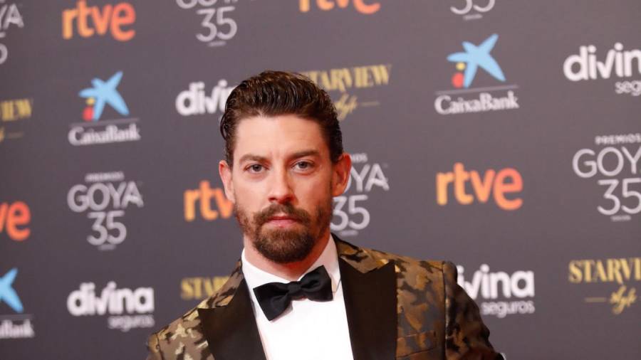 El actor Adrián Lastra , posa en la alfombra roja en la 35 edición de los Premios Goya en el Teatro del Soho CaixaBank de Málaga a 6 de marzo del 2021. Álex Zea / Europa Press