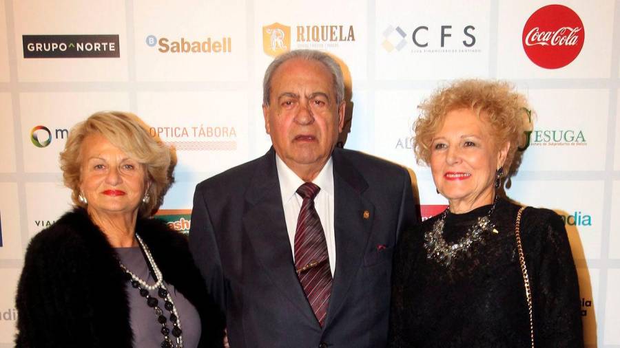MARILOLI GARCÍA, izquierda, Manolo Tojo y Amalia Jiménez. FOTO: Fernando Blanco, Ramón Escuredo y Puri Sangiao