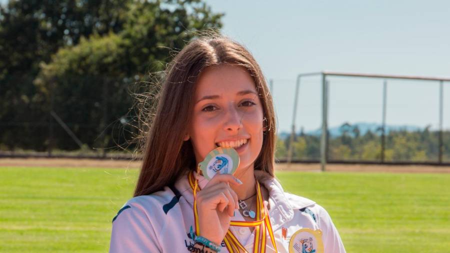 a deportista ordense, Lara López posa con algunhas das súas medallas nas pistas de Atletismo de Vista Alegre (Ordes). Foto: Paula Amati