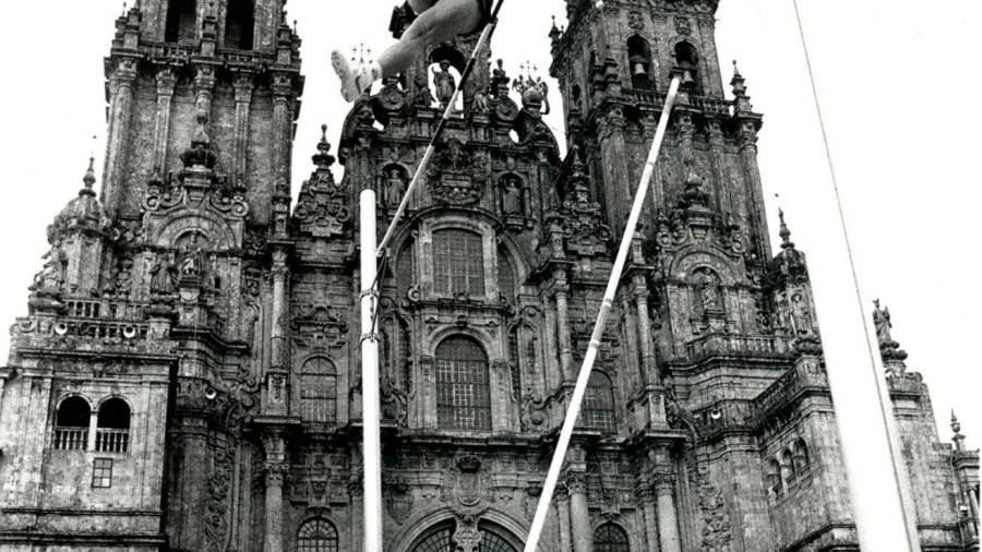 1993. Exhibición de salto de pértiga en la Plaza del Obradoiro de la mano del atleta Sergei Bubka. Santiago de Compostela. (Fuente, El Correo Gallego).