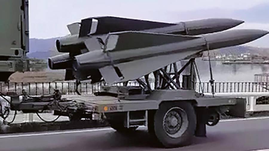 Misiles antiaéreos HAWK del Ejército de Tierra que van a ser utilizados en estos ejercicios eran transportados por Noia hacia las inmediaciones de la base del EVA-10 en la sierra de Barbanza. Foto: C.R.A.