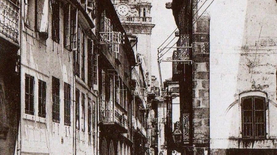 La rúa do Vilar a comienzos del siglo pasado. A la derecha el edificio que hoy ocupa la cafetería y hotel Airas Nunes.