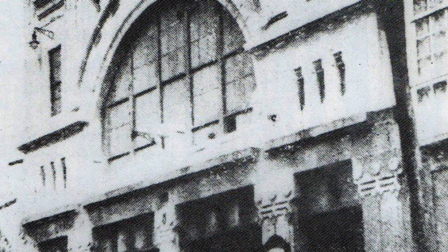Fachada del cine Royalty, en los años 20, entre Fonte de Santo Antonio y el Hórreo. Foto Archivo José Guitián 