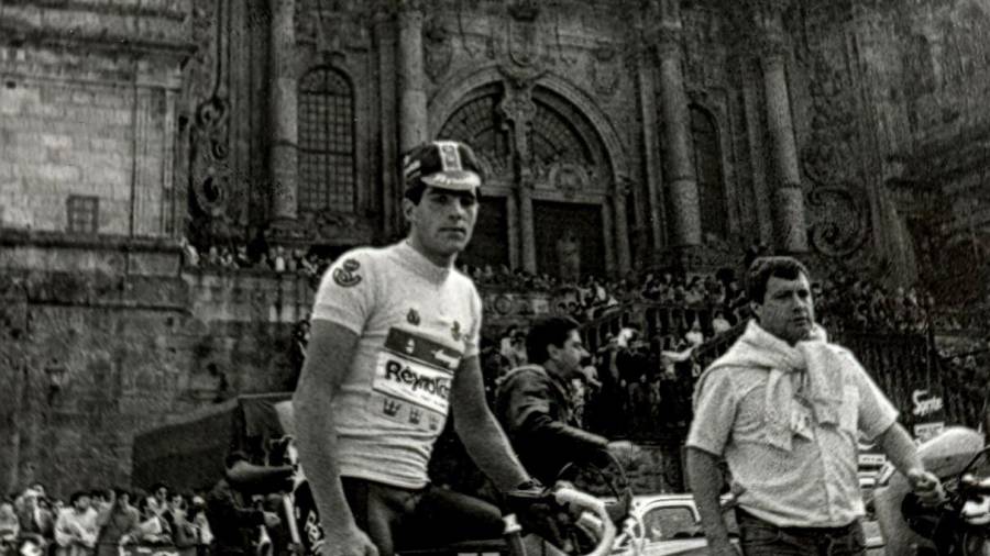 1985. Miguel Indurain, del equipo Reynolds, posa en la Plaza del Obradoiro como líder de la vuelta a España. Santiago de Compostela. (Fuente, El Correo Gallego).