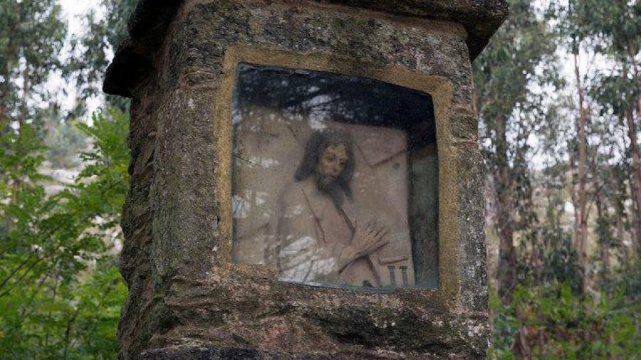 ESCENAS. Una de las escenas del Viacrucis: Cristo con la cruz a cuestas. Foto: Ría da Estrela