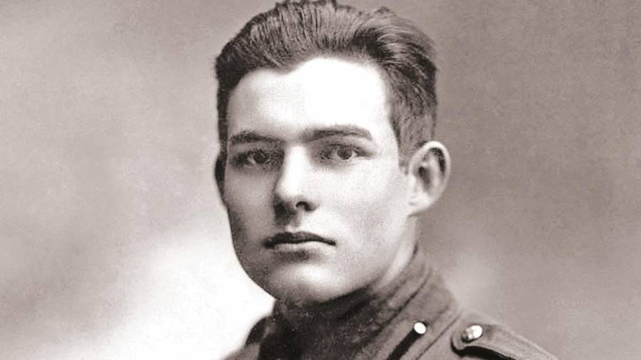 Hemingway conoció la vida en las trincheras de primera mano, hasta que una herida de cierta gravedad le alejó de los escenarios de lucha