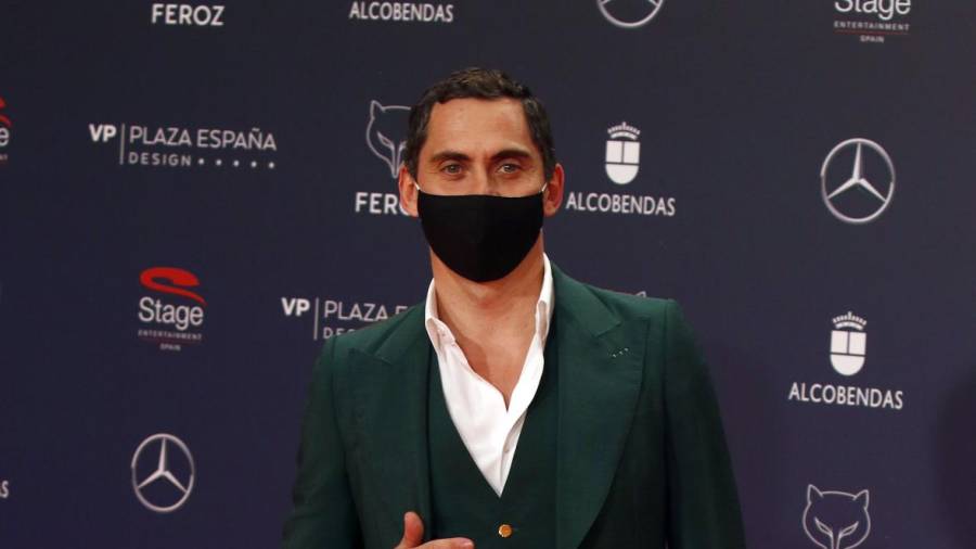 Paco León posa en la alfombra roja de los Premios Feroz 2021 organizada en el Hotel VP Plaza España Design en Madrid (España) a 2 de marzo de 2021. JOSÉ RAMÓN HERNANDO/EUROPA PRESS