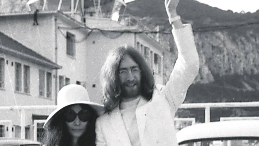 La artista de origen japonés Yoko Ono, que fue pareja de Lennon, siempre ha cargado con el estigma de provocar la separación de los Beatles.