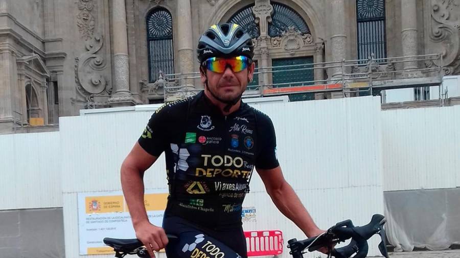 Albi Rozas posa con su bicicleta en el Obradoiro tras finalizar el Camino del Norte después de 32 horas sin dormir.