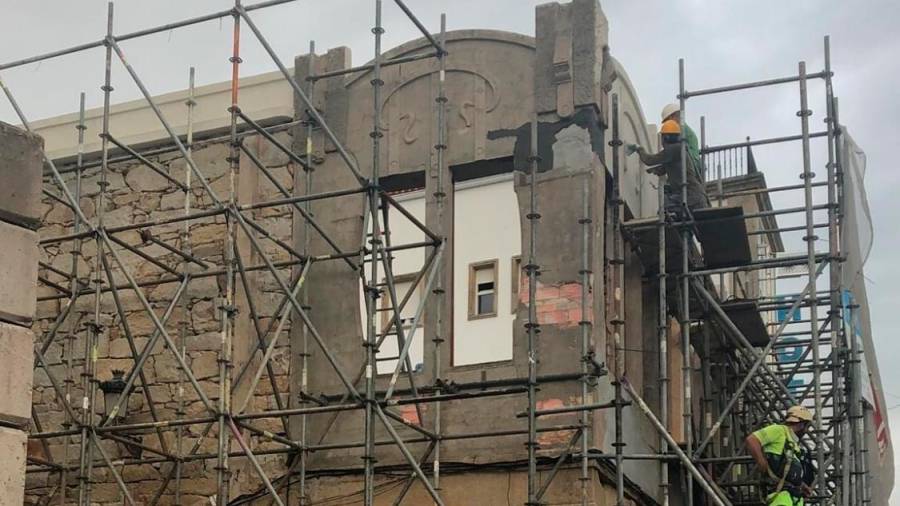 Están retirando los andamios que envuelven la fachada del cine París, en Muros. Foto: C. M. 