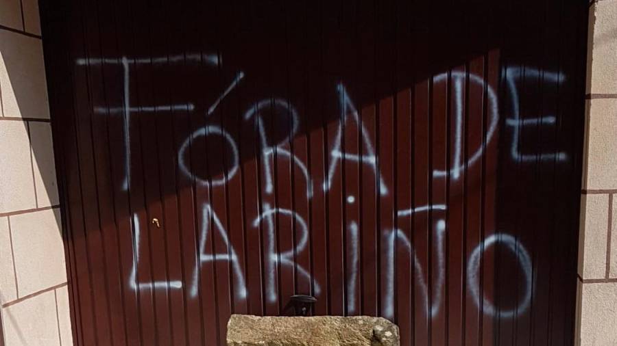 Pintada en un garaje que alquilaron en Lariño. Foto: ECG