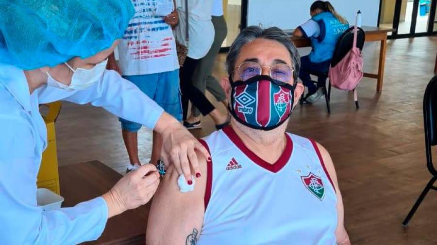 Una de las últimas imágenes de Julio César Camargo en el momento de ser vacunado contra el coronavirus. Foto: JC