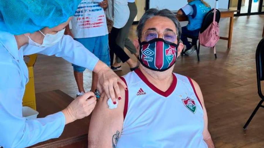 Camargo Barcellos en el momento de ser vacunado contra la COVID, hace ya unas semanas. Foto: JC
