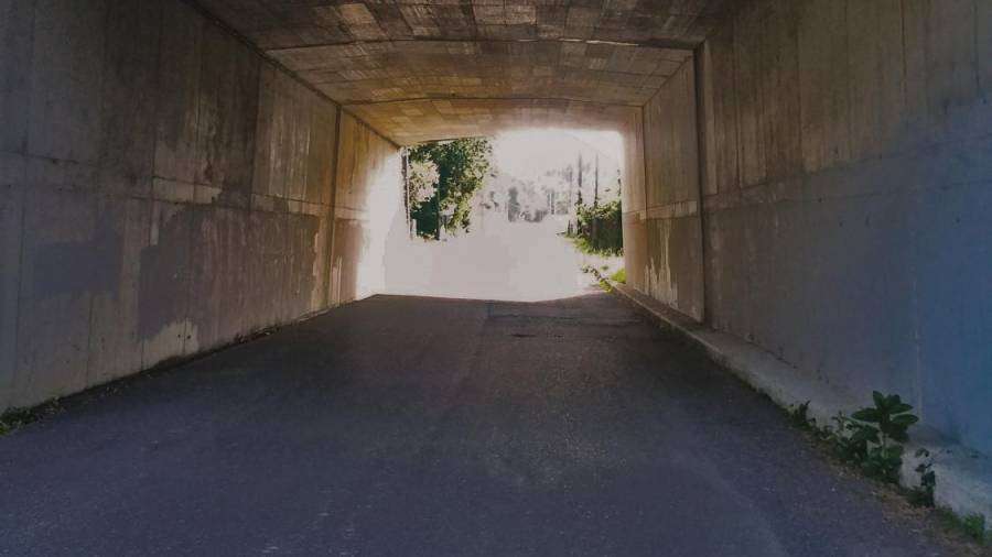 Túnel bajo la autovía AG56 a su paso por la localidad de Brión. Foto: Ángel Orgaz 