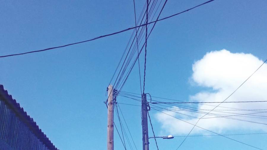 Maraña de cables del tendido eléctrico y telefónico en Enxo. Foto: Ángel Orgaz
