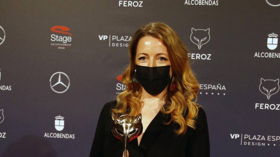 Pilar Palomero posa con su Premio Feroz en el Hotel VP Plaza España Design en Madrid (España) a 2 de marzo de 2021. JOSÉ RAMÓN HERNANDO/EUROPA PRESS