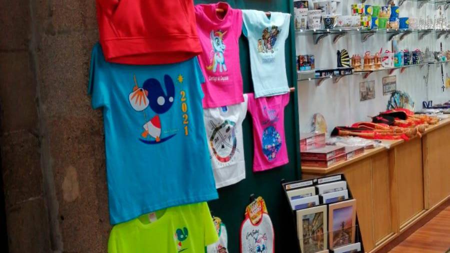 Sudaderas y camisetas comercializadas bajo una falsa marca del Xacobeo. Fotos: ECG