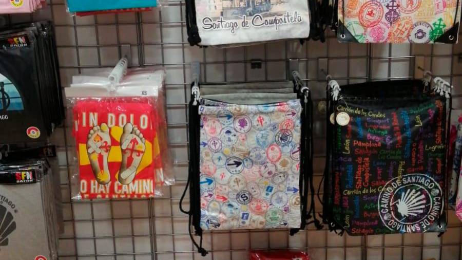 En el listado de productos falsificados también hay mochilas y bolsas de tela
