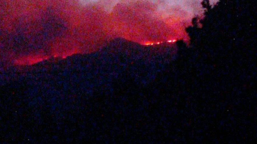 Activada la situación dos por proximidad a las casas en un incendio que arrasa ya con 350 hectáreas en Caldas