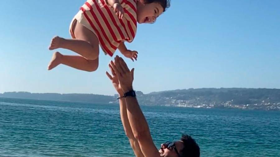 HERA Y HUGO Sanmartín, junto a su hija en un día de playa. Foto: H.S.