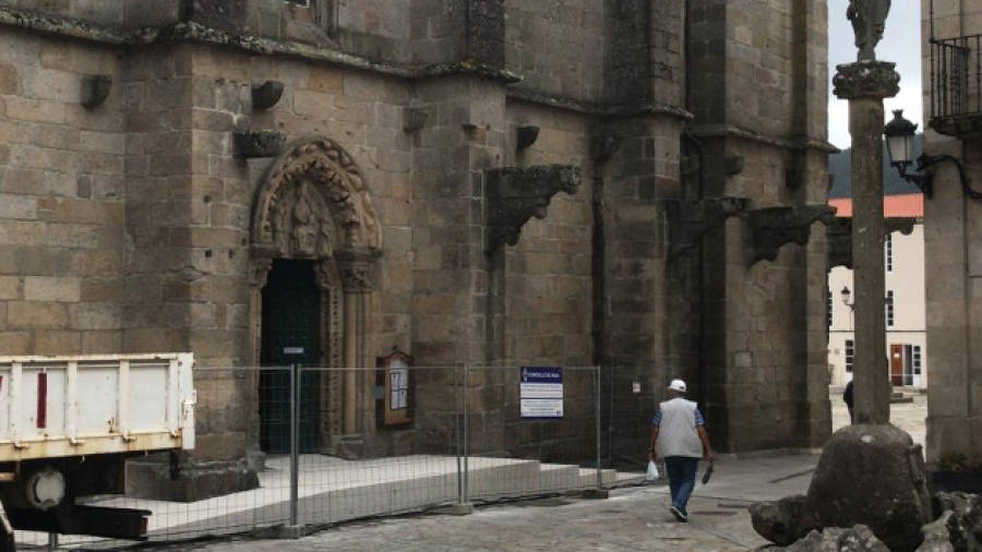 Noia sae na defensa das obras de acceso á igrexa de San Martiño