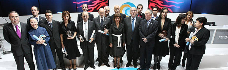 Autoridades y galardonados en el transcurso de la tradicional foto de familia que se tomó tras el acto solemne de la entrega de premios en el Auditorio de Galicia
