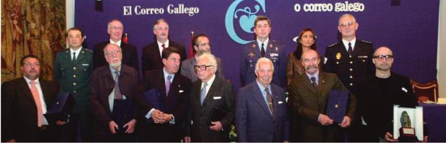 2001. Francisco Fernández del Riego, en el centro, entre Francisco Vázquez y Feliciano Barrera. AL FONDO, MIGUEL CAÍNZOS. Foto: ECG