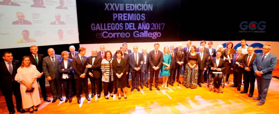 Foto de familia de todos los premiados como ‘Gallegos del Año’ posando ayer junto a las autoridades de la mesa presidencial en el Palacio de Congresos de Santiago