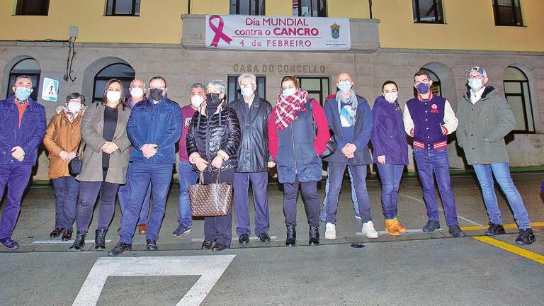 Membros da Corporación de Malpica con representantes da agrupación local da Asociación de Loita contra o Cancro. Foto: C.M.