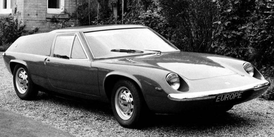 Lotus Europa Mk1. Fue un automóvil deportivo biplaza producido por el fabricante inglés Lotus. Utiliza un chasis monocasco de aluminio y la carrocería está hecha de materiales compuestos. (Fuente, www.caranddriver.com)