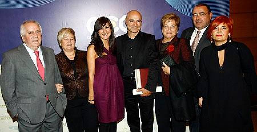 José Iglesias, izquierda, Mercedes Sixto, Ana Iglesias, el escultor galardonado Ramón Conde, Pilar Vila, José Manuel Gándara y María José Iglesias