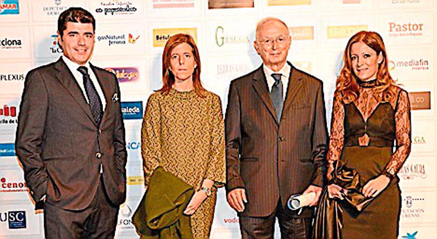 Los abogados Jorge Cubela, Laura y María Lorenzo con el premiado Fernández Somozav