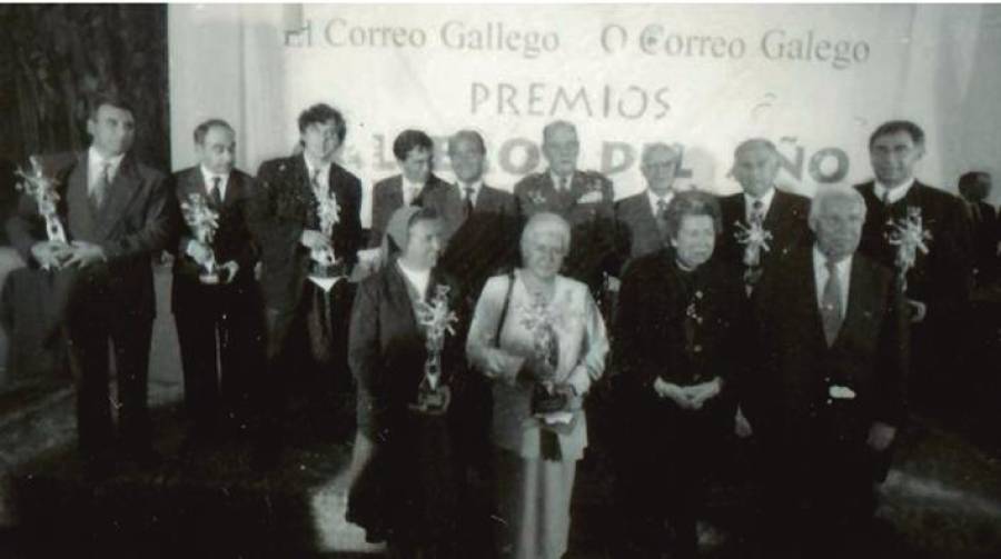 1996. Carmela Arias y Díaz de Rábago en la foto de familia con los otros premiados. A LA DERECHA, CON FELICIANO BARRERA. Foto: ECG