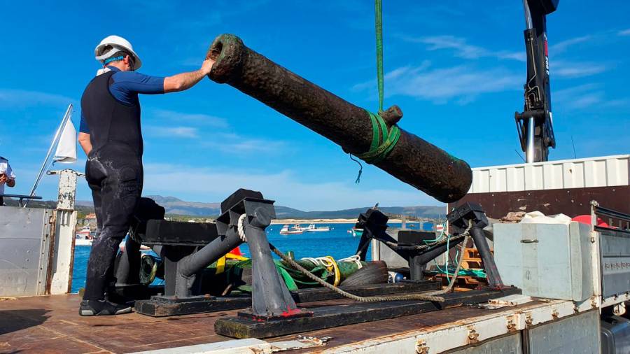 Los cañones fueron trasladados al Núcleo de Buceo de la Armada en Ferrol. Foto: Ministerio de Defensa