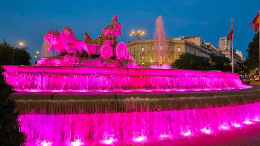 La fuente de Cibeles, en Madrid, se tiñe de rosa como muestra del apoyo de toda la sociedad a las mujeres que luchan contra el cáncer de mama (Fuente, www.infolibre.es)