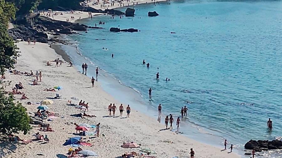 Desde este 1 de julio aumenta el aforo de las playas gallegas: podrá haber una persona cada 3 metros cuadrados. Foto: Fernando Blanco