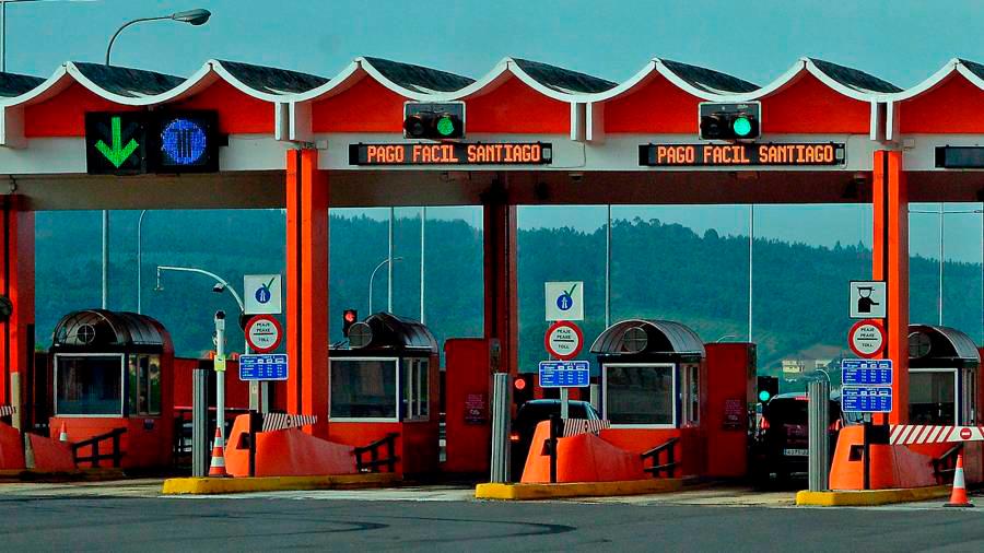 pago fácil. Cabinas de peaje de la Autopista del Atlántico (AP-9) en Sigüeiro en dirección Santiago. Foto: Almara