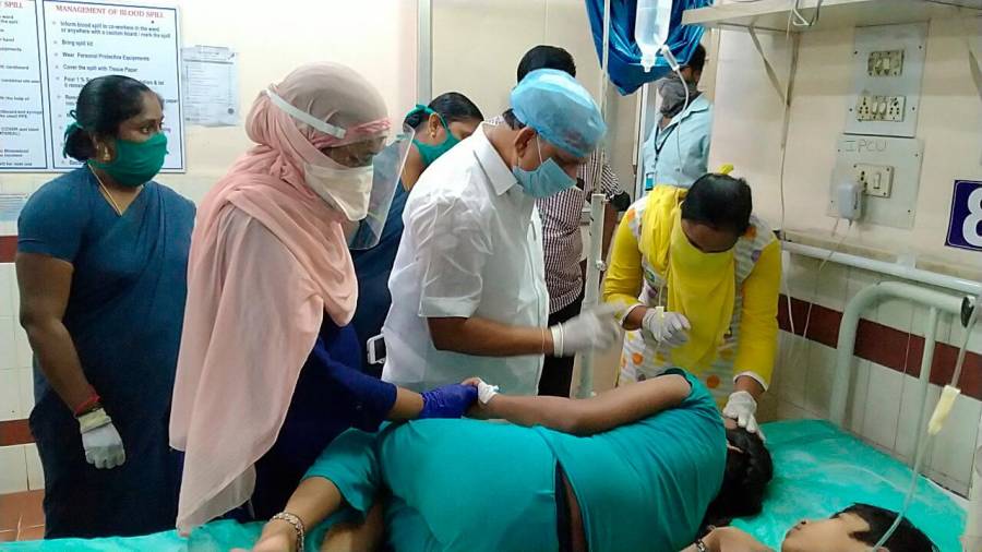 Una joven recibe atención médica en un hospital tras la fuga de gas procedente de una planta de productos químicos registrada en el estado de Andhra Pradesh, en el sur de la India. FOTO: EFE