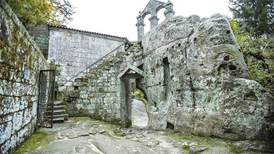 O Mosteiro de San Pedro de Rocas é unha xoiade extraordinario valor no interior de Galicia