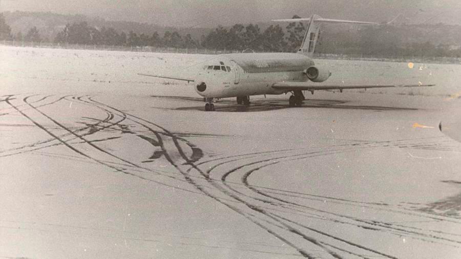 Un avión, estacionado en la pista de aterrizaje del aeropuerto de Lavacolla, totalmente cubierta de blanco. El día anterior, la mínima fue de -4º2. (Fuente, El Correo Gallego)