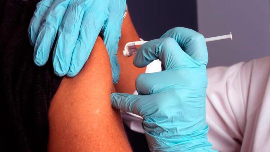 Centros de salud denuncian falta de coordinación con el Sergas en el inicio de la vacunación contra la gripe