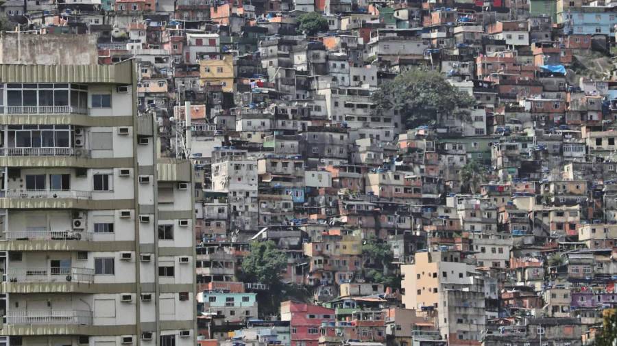 Rocinha es una de la favelas más grandes de Brasil, situada en la zona sur de la ciudad, donde gran parte de sus habitantes son brasileños que emigraron del noreste del país en busca de mejores oportunidades. En esta favela la densidad de población es de 48.258 habitantes por kilómetro cuadrado, nueve veces más que Madrid.